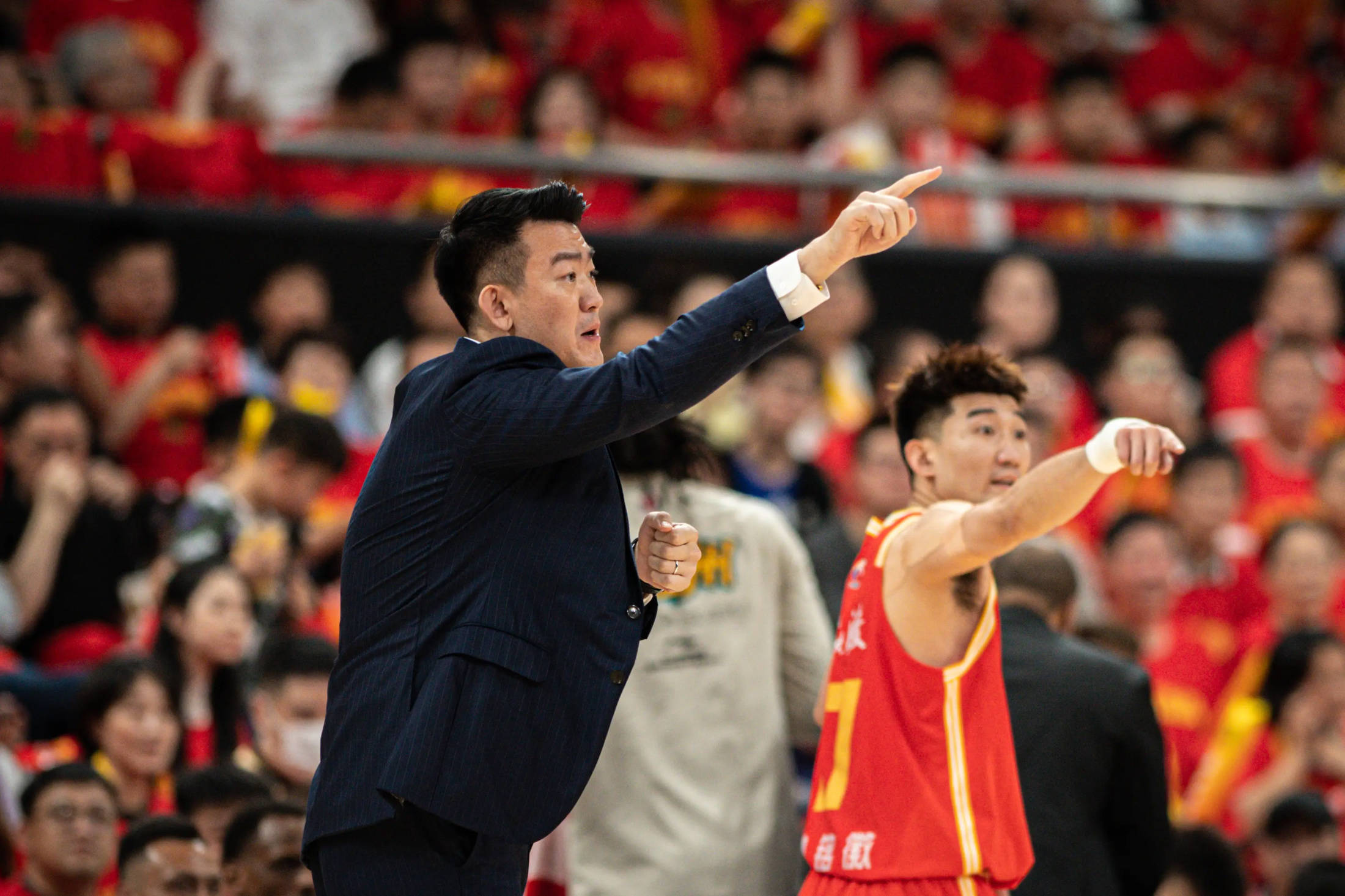 队长率领全队取得胜利，球队登上胜利之巅的简单介绍